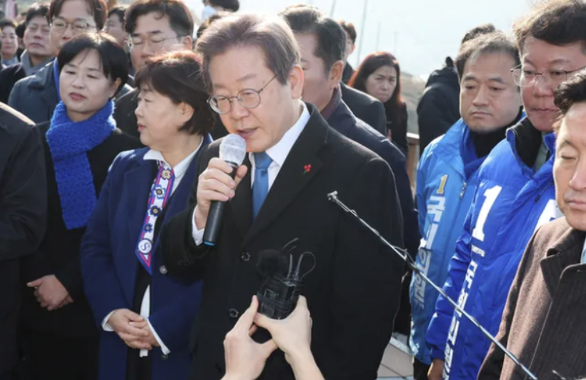 South Korean Opposition Leader Lee Jae-myung Survives Neck Stabbing Attack