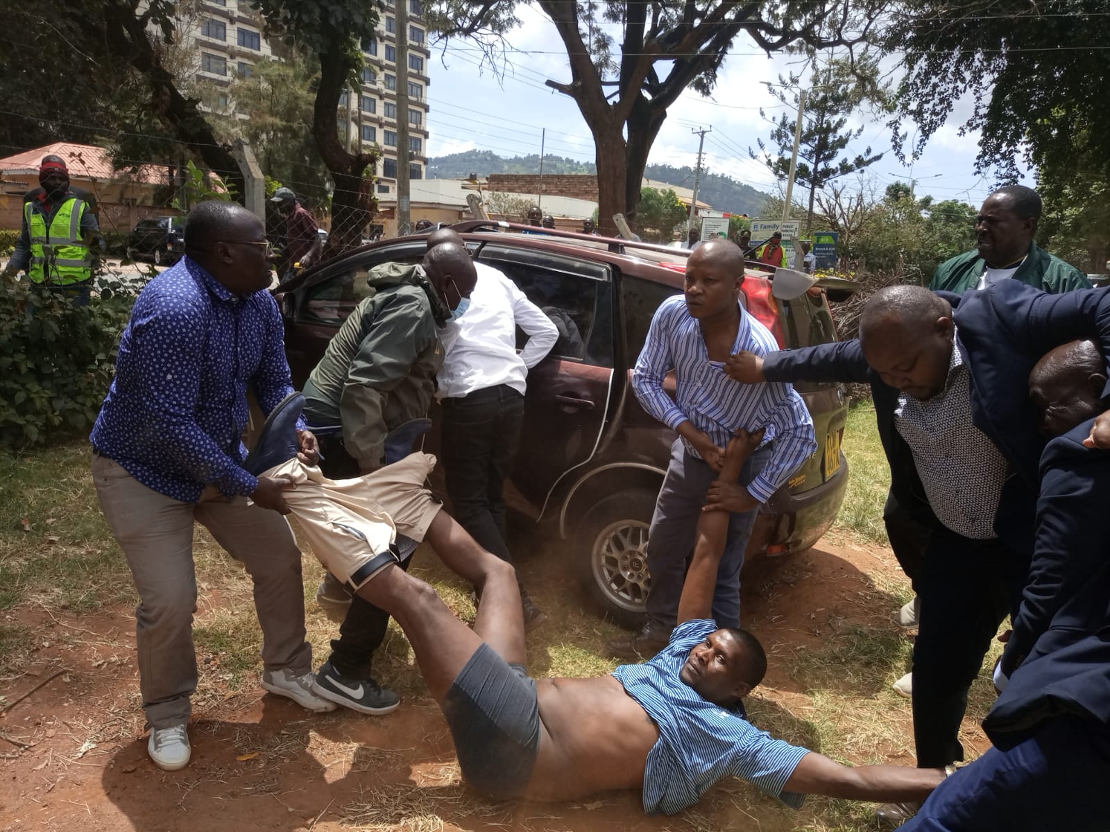 County Askaris Raid Machakos Court To Arrest MCA In drama