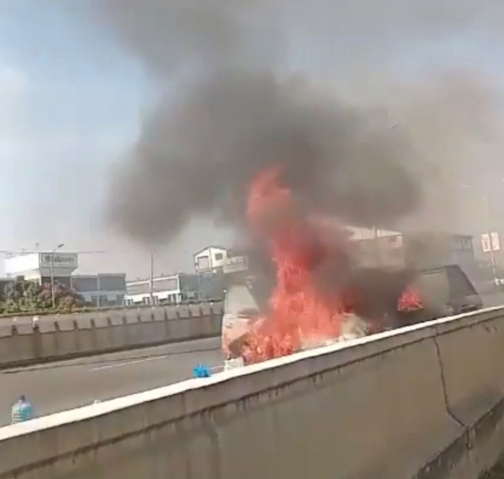 Traffic Disrupted On Nairobi Expressway After Vehicle Fire