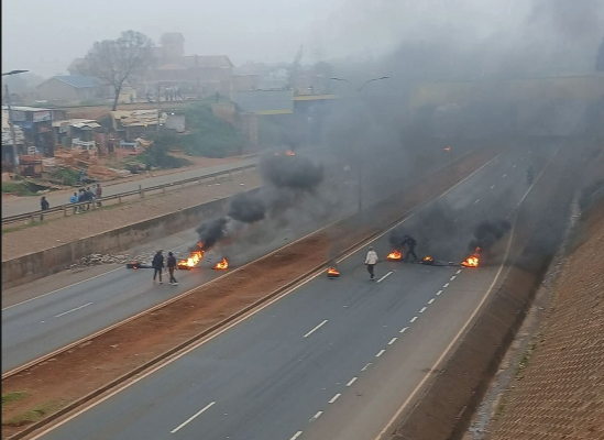 Chaos As Police Use Teargas To Disperse Goons Blocking Roads Ahead Of Gachagua Rally In KikuyuChaos As Police Use Teargas To Disperse Goons Blocking Roads Ahead Of Gachagua Rally In Kikuyu
