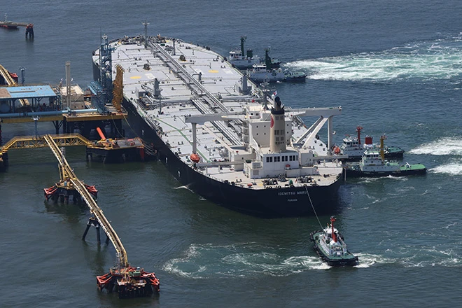 US Temporarily Eases Sanctions to Release Billions in Iranian Oil Trapped at Sea